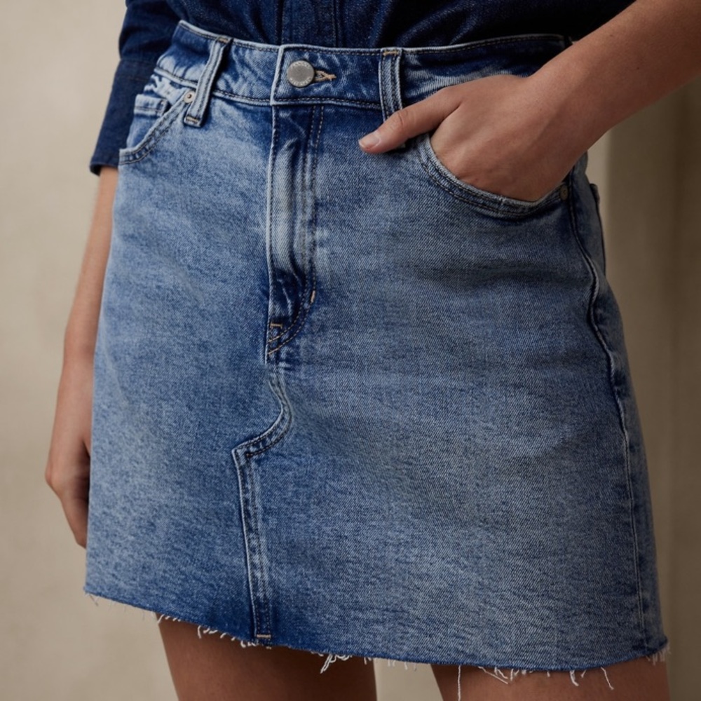 Banana republic denim mini skirt medium wash small